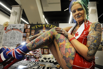 各国の入れ墨アーティストが技を披露、国際タトゥー・コンベンション