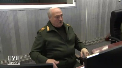 動画:ベラルーシ大統領、6日ぶり姿見せる 軍は厳戒態勢に