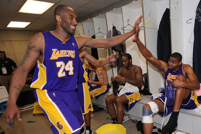 レイカーズ 4連勝でカンファレンス決勝進出、NBAプレーオフ