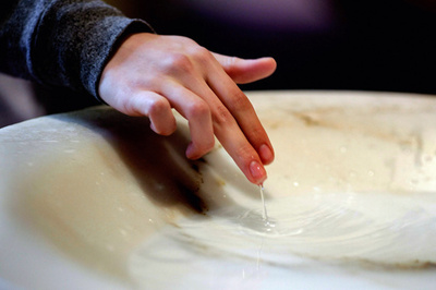 水中で指がしわしわになる現象は「進化上の利点」、英研究