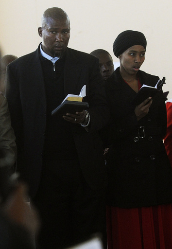 マンデラ家の埋葬場所めぐり争う親族、法廷闘争にも