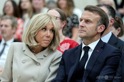 仏大統領夫人の性別めぐる虚偽情報拡散、女2人が逆転無罪に