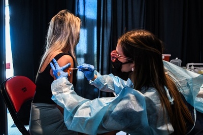 ワクチン未接種者、コロナ再感染リスク2倍以上に 米CDC