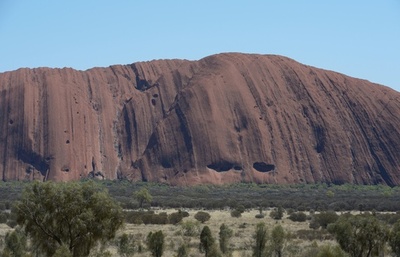 豪ウルルで邦人観光客死亡 来年から登山禁止の一枚岩