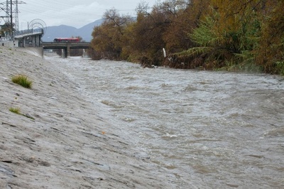 米カリフォルニア州に恵みの雨、記録的な干ばつに終止符か