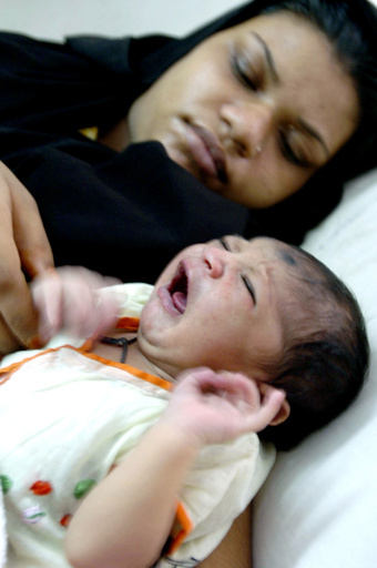 「添い寝」に乳幼児突然死のリスク、スウェーデンで注意喚起