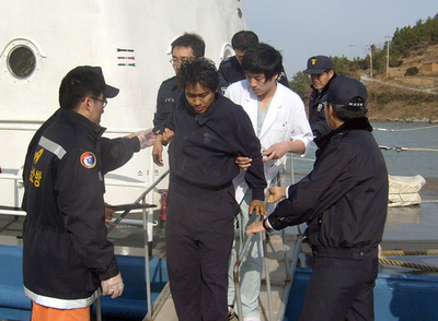 韓国沖でタンカー沈没、14人不明