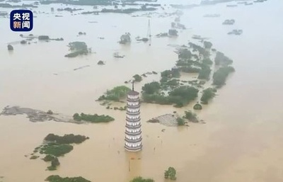 広東省100年に1度の洪水 建立390年の文峰塔が川の中で孤立=中国