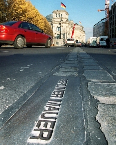 ベルリンの壁の様子を再現する装置、来月貸し出し開始