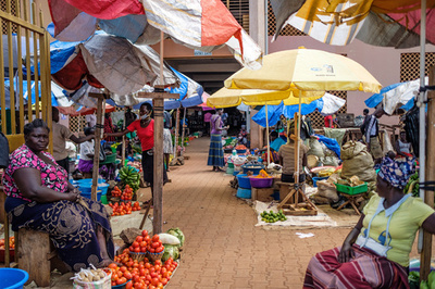 ウガンダ交易組織、女性のトラック同乗禁止 太ももで注意力低下