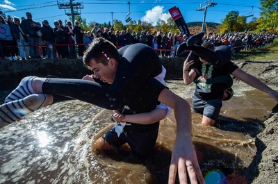 一心同体で障害物レース 米で「妻運び選手権」