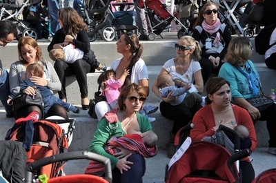 市庁舎で母親たちが一斉に授乳、ギリシャ