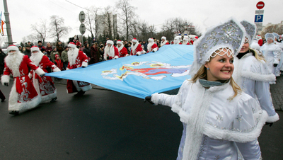 ファーザー・フロストと雪娘、新年のパレードに登場 ベラルーシ
