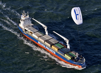 コンピュータ制御式の帆を搭載した貨物船がテスト航行に