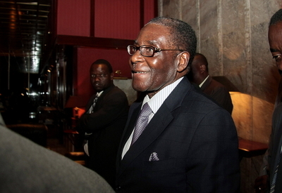 ムガベ大統領と野党の一部、連立政権に向け合意 ジンバブエ