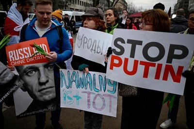 「プーチンは人殺し」 在独ロシア大使館前で抗議デモ