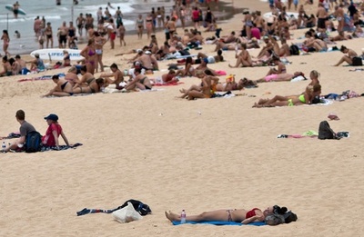 最高気温45度、落雷で山火事250件超 オーストラリア