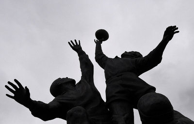 仏ラグビー若手選手、試合中のタックルで心臓発作 集中治療室へ