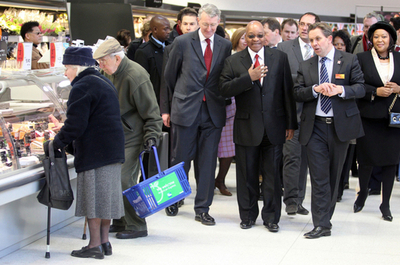 チーズに夢中！南ア大統領一行に気づかない老夫婦