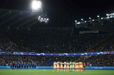 欧州CL会場で黙とう インドネシアでの事故犠牲者悼む