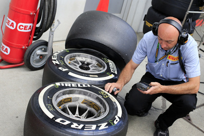 ロズベルグ、テスト走行でピレリ製タイヤが破裂する被害に