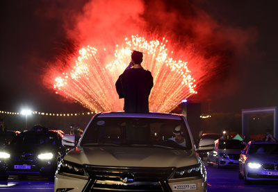 おめでとう！ F1サーキットで卒業式 バーレーン