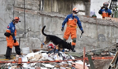 メキシコ地震、「72時間」経過後も捜索継続 日本などの救助隊も活動