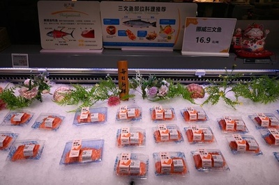 ノルウェー産サーモンが漁獲から西安のスーパーに並ぶまで最短36時間