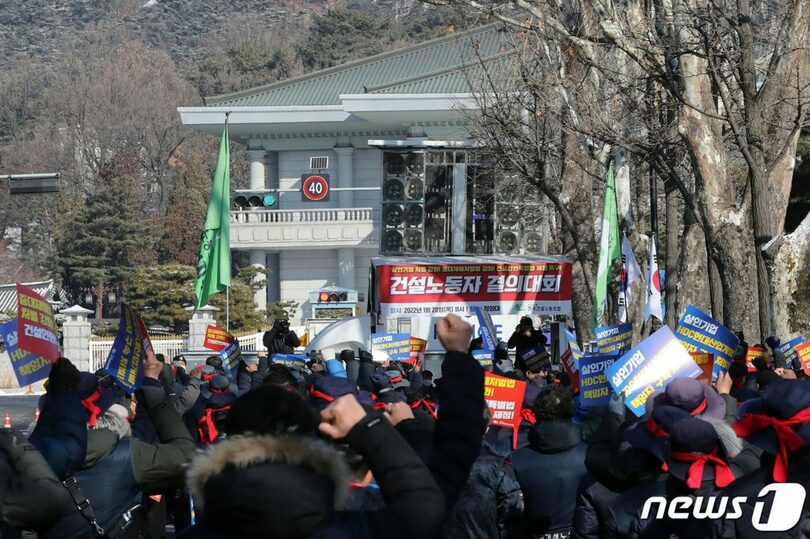 「建設労働者決意大会」に参加した全国民主労働組合総連盟の建設労組組合員ら(c)news1