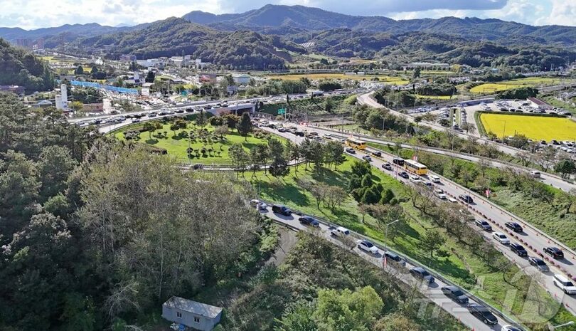 10月8日、渋滞するイベント会場周辺の道路＝任実郡庁提供(c)news1