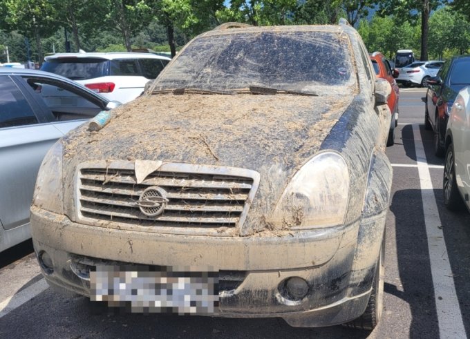 車両カバーまで浸水被害を受けた車両(c)MONEYTODAY