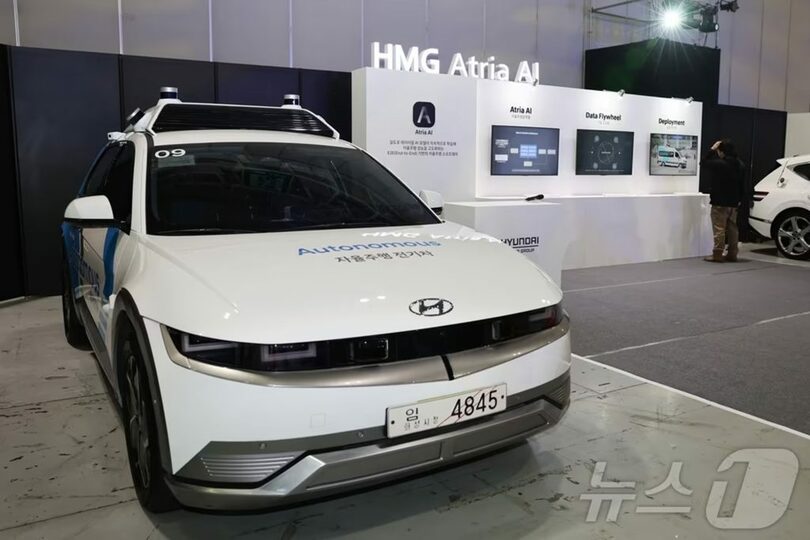 光州市の自動運転実証都市事業で展示された「アイオニック5」ベースの自動運転実証車両（左）と「ATRIA AI」の紹介ブース＝現代自動車・起亜提供(c)news1