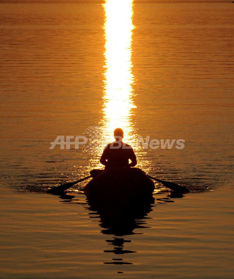 夕日に何を思う 船を漕ぐ男性 ドイツ 写真3枚 国際ニュース Afpbb News