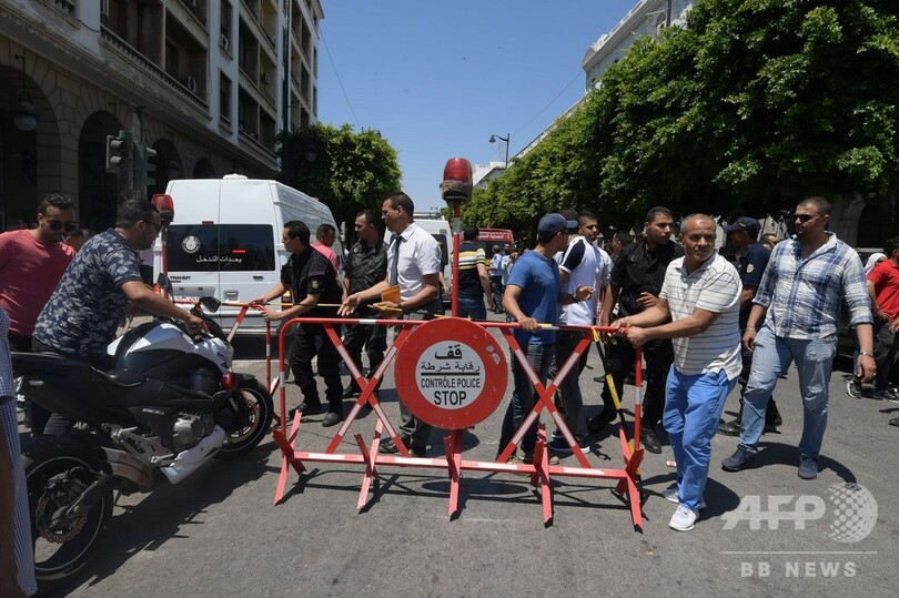 チュニジア大統領、病院に搬送 首都では連続自爆攻撃