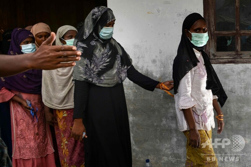 海上のロヒンギャ船を漁師らが救助、上陸拒否した当局に憤慨し インドネシア