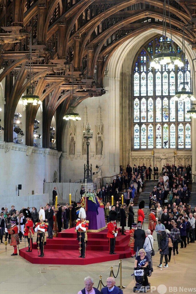 英女王の孫8人、ひつぎ囲む ヘンリー王子は軍服着用