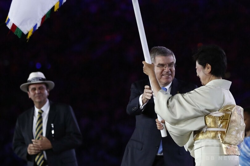 五輪旗がリオから東京へ、小池都知事が引き継ぐ