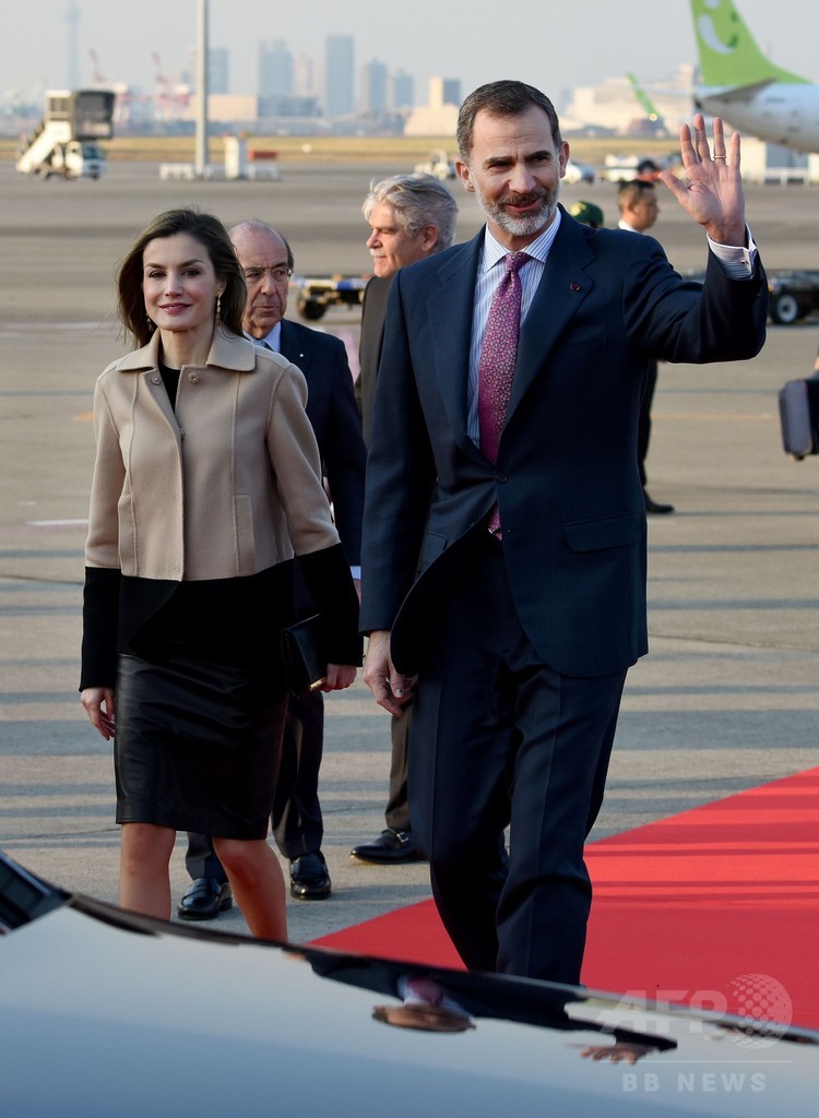 スペイン国王夫妻が来日、羽田空港に到着