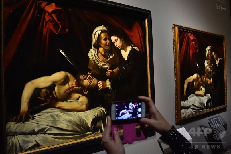 屋根裏で発見の「カラバッジョ絵画」、同画家の作品とともに展示