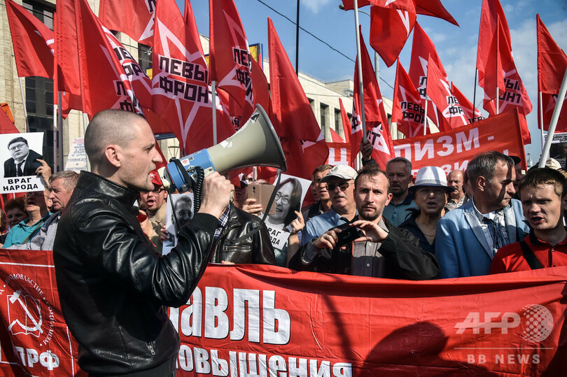 プーチン大統領、年金支給年齢引き上げ法案に署名 国民の反発続く