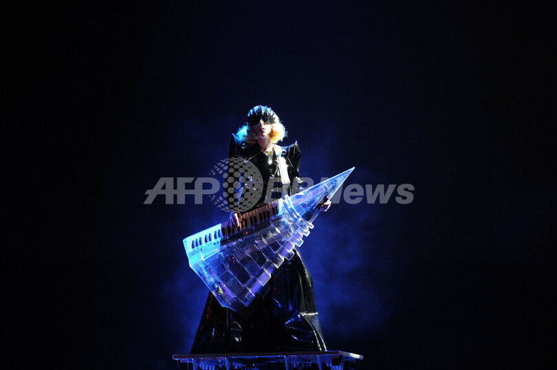 レディー・ガガ、パリでド派手なパフォーマンス