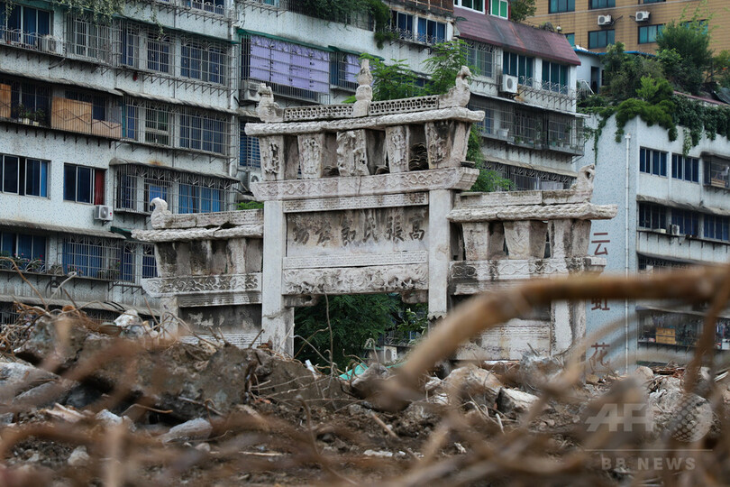 清時代の「牌坊」、家屋の一部になっていた 解体作業中に姿現す