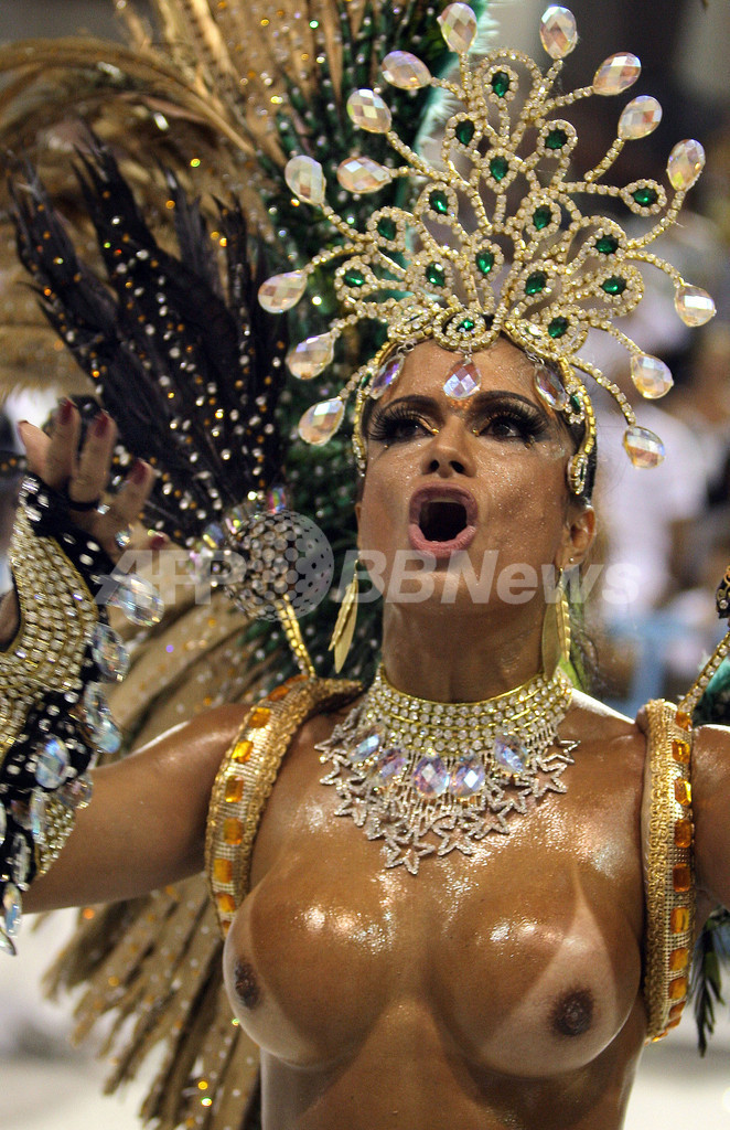 ブラジル・リオのカーニバル、一夜目から興奮は最高潮