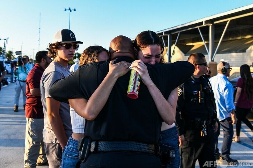 警察は「何もしなかった」 米小学校乱射、初動対応に疑問