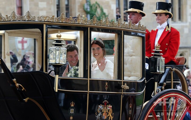 英王女、挙式で手術痕隠さず ネットで称賛の声 巨額費用に批判も