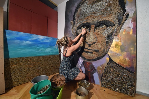 プーチン　絵画 薬きょう5000個でプーチン大統領の肖像画、ウクライナ 写真13枚