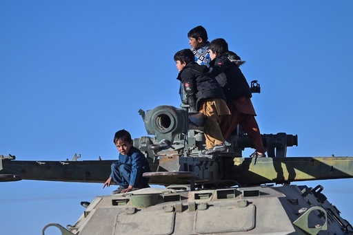 タリバン戦利品を一般公開 米軍の装甲車や防爆壁 アフガン 写真