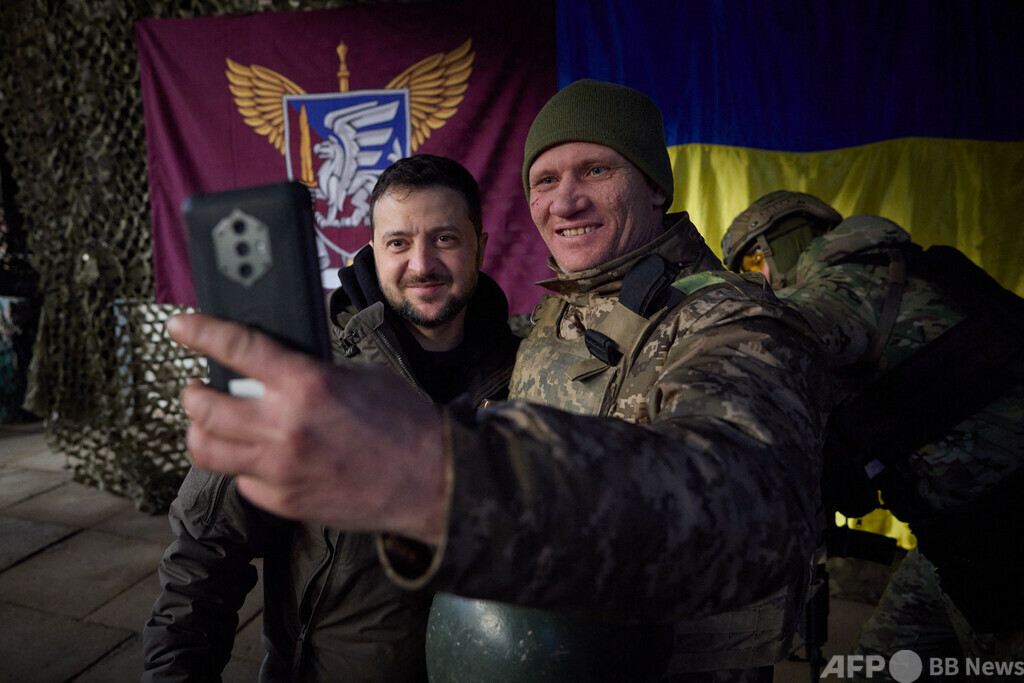 ゼレンスキー氏、東部前線スラビャンスクを訪問 写真7枚 国際ニュース:AFPBB News