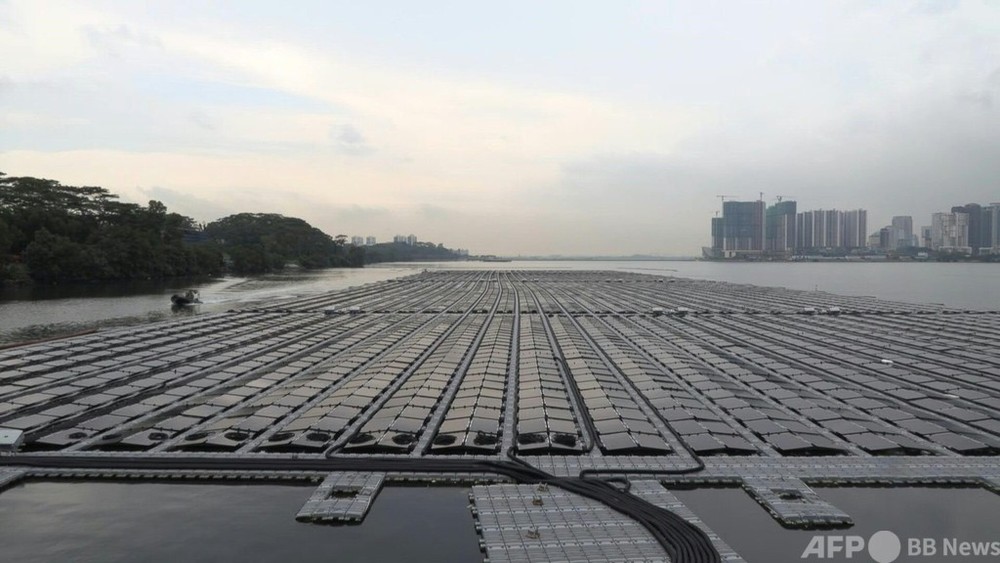 動画：水上に浮かぶ太陽光パネル、小さな島国シンガポールの再エネ発電