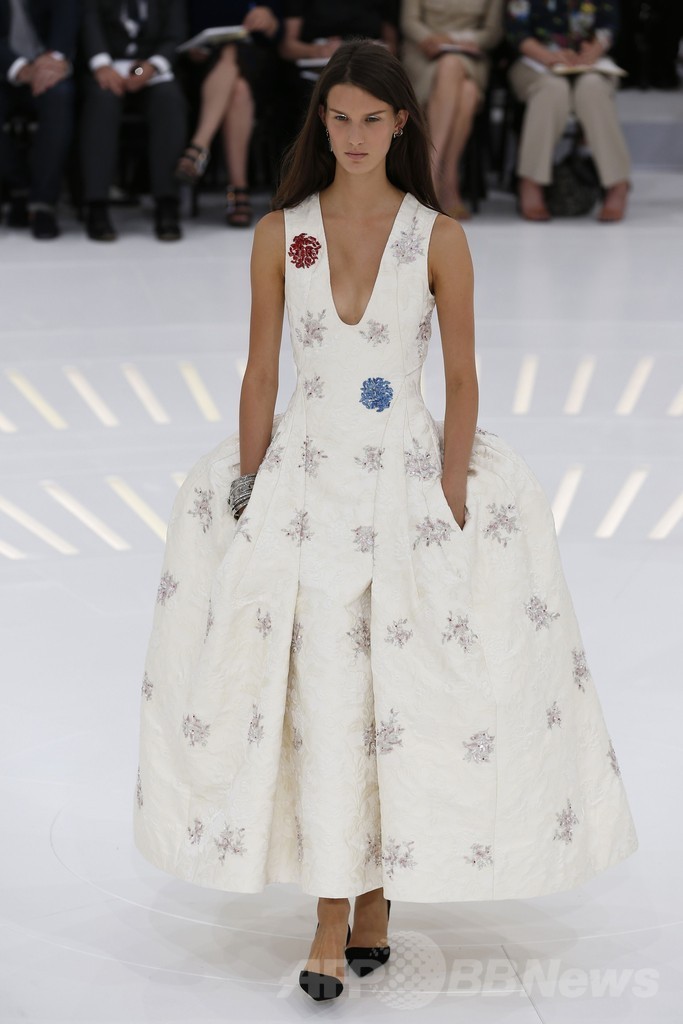 過去の中にあるモダニティー、「ディオール」14/15年秋冬オートクチュール